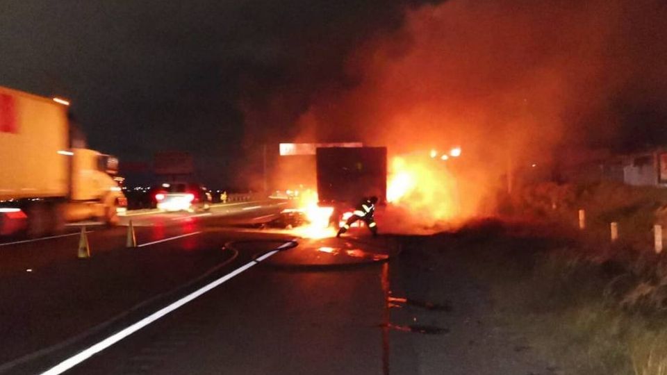 Hasta esta mañana, alrededor de las 7:00, el tráfico seguía detenido con dirección a Laredo, Texas.