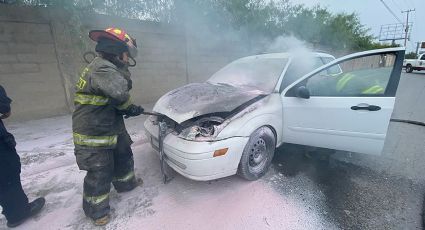 Empleados de gasolinería auxilian a sofocar auto en llamas en Colinas del Sur