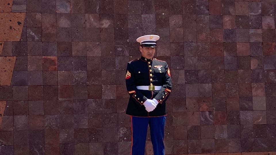 Regresó Esteban, el soldado enamorado, al Monumento Fundadores.