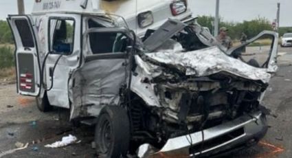 Ambulancia choca de frente con tractocamión en Laredo; hay tres lesionados de gravedad