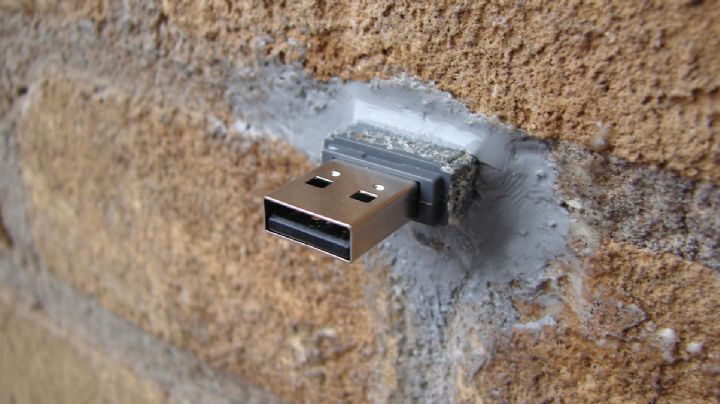 'Dead Drops': ¿Te has topado con memorias USB incrustadas en las paredes?, ¿para qué sirven?