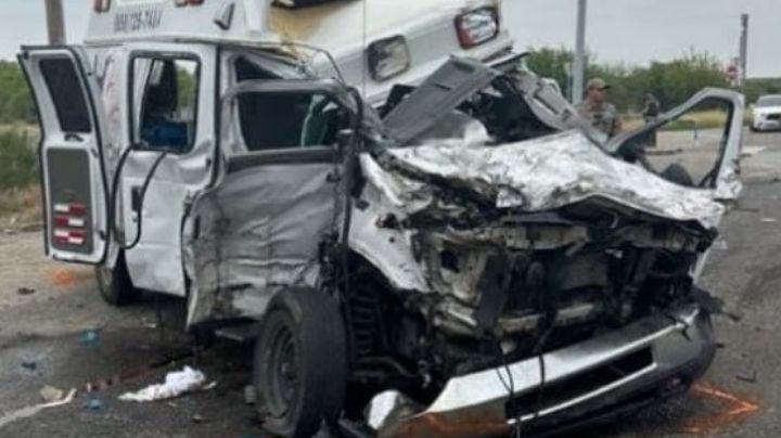 Ambulancia choca de frente con tractocamión en Laredo; hay tres lesionados de gravedad