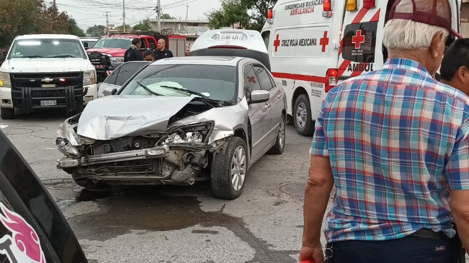 Auto se pasa luz en rojo y choca camioneta familiar