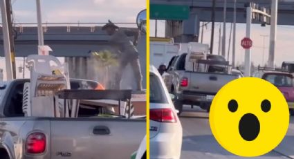 Captan a camioneta con asador prendido en pleno periférico de Torreón | VIDEO
