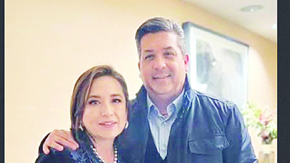 Francisco Cabeza de Vaca junto a Xóchitl Gálvez.