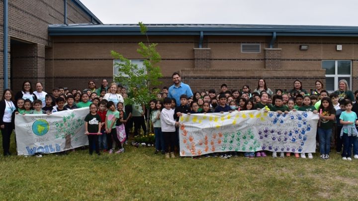Estudiantes de primarias de Laredo festejan el Día de la Tierra