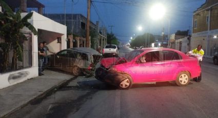 Conductor choca y termina lesionado contra un auto estacionado en Calle Madero