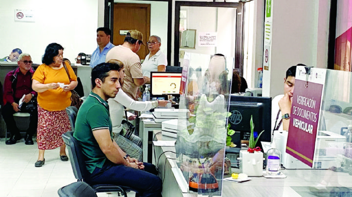 Acaban descuentos en la Oficina Fiscal; estos son los costos de engomados y placas