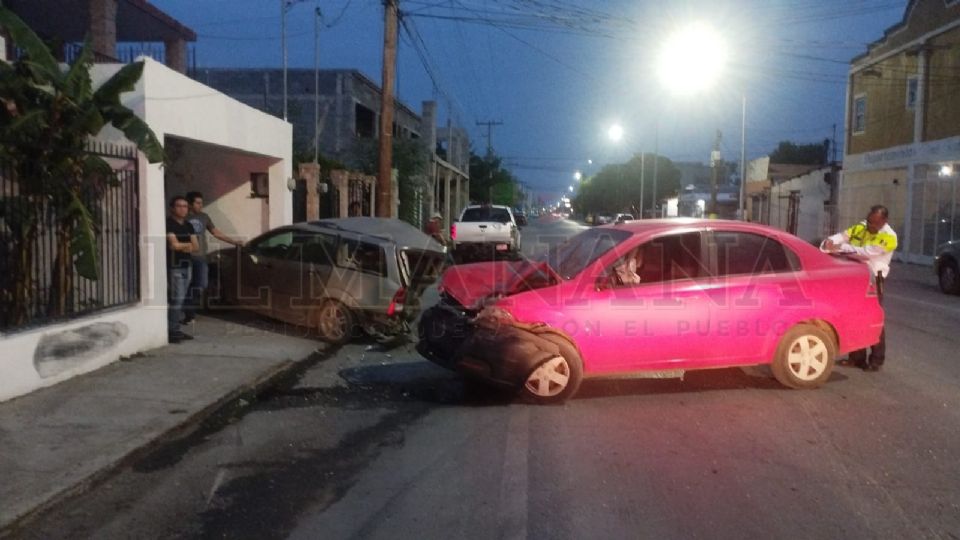 El exceso de velocidad terminó por jugarle una mala pasada al conductor de este auto tipo sedán, quien fue trasladado a un hospital por sus heridas