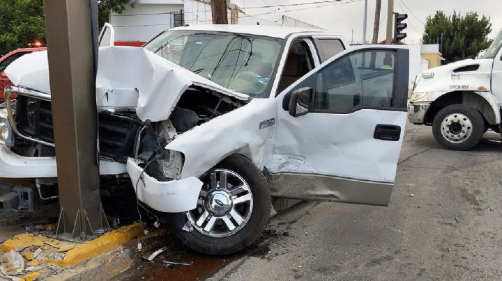 Conductor se pasa semáforo en rojo en la Degollado y estampa una Escape sobre la Madero