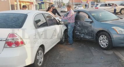 Imprudencia al volante: joven queda lastimada en accidente vial sobre crucero Maclovio Herrera