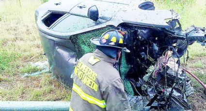 De puro milagro: conductor se estrella con poste, vuelca y vive para contarlo en Nuevo Laredo