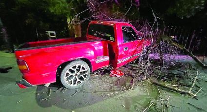 Conductor se mete con todo y camioneta a una casa en la colonia Madero; huyó del lugar