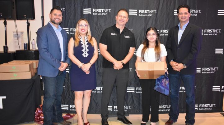 Entregan laptops a estudiantes de preparatoria en Laredo