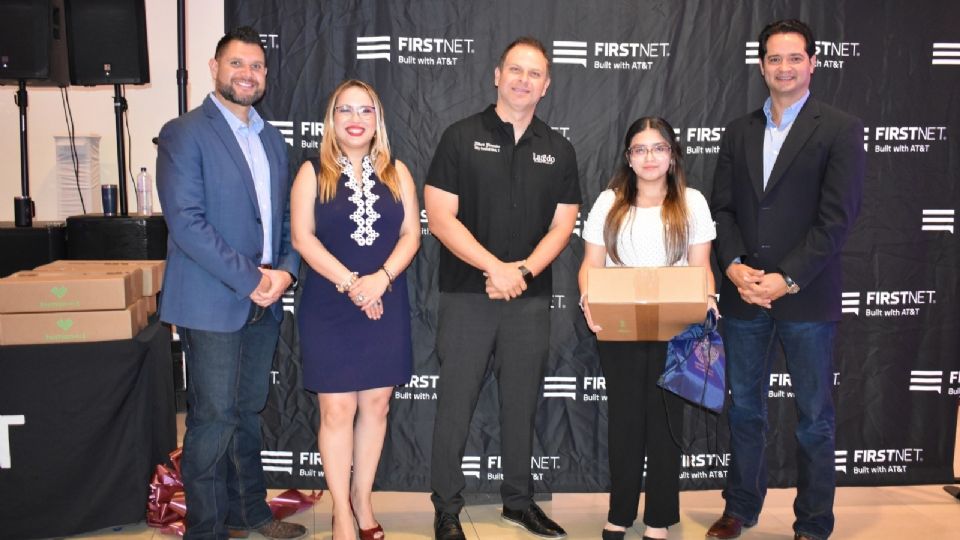 En total se hizo la entrega de 50 laptops a estudiantes de Laredo