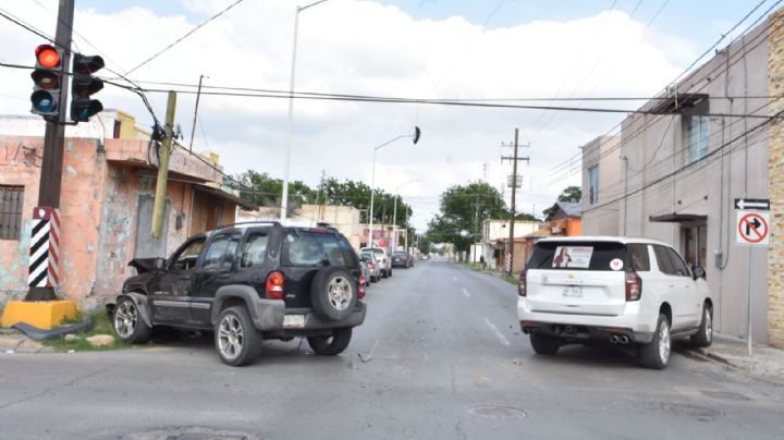 Reportan fuerte accidente vial en la Colonia Guerrero; conductora se pasó el alto