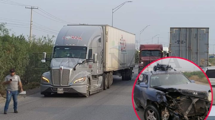 Camioneta impacta contra el costado de un tráiler en la Colonia Navidad; conductor salió seriamente herido