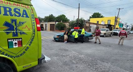 Mitsubishi se pasa el alto y embiste a mujer en crucero de la colonia Hidalgo