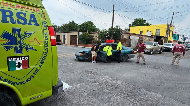 Mitsubishi se pasa el alto y embiste a mujer en crucero de la colonia Hidalgo