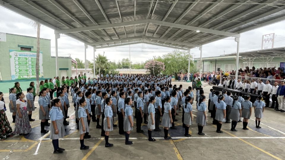 Alumnos entonaron el Himno Nacional