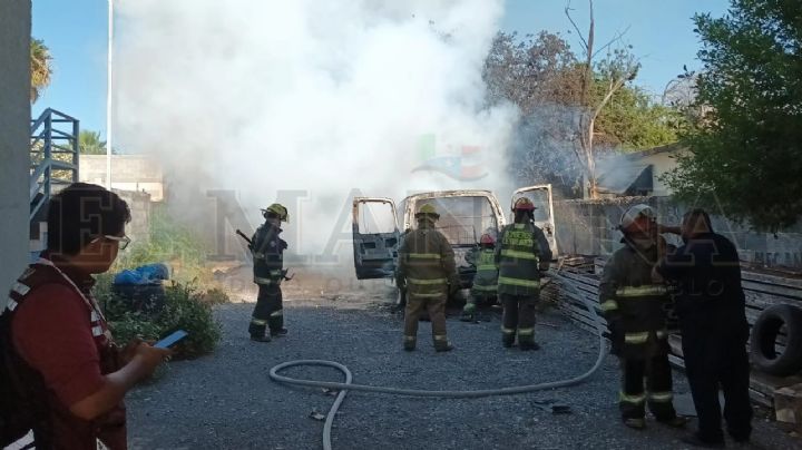 Camioneta es consumida por las llamas de un voraz incendio en la Colonia Palacios