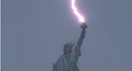 Captan a la Estatua de la Libertad impactada por rayo antes del sismo en NY