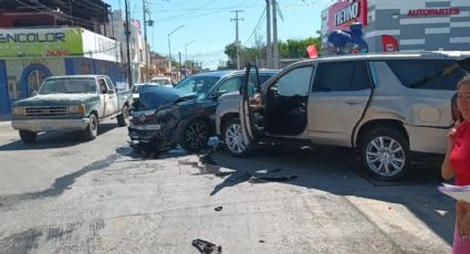 En Nuevo Laredo, chocan flamantes camionetas: conductoras alegan tener luz verde