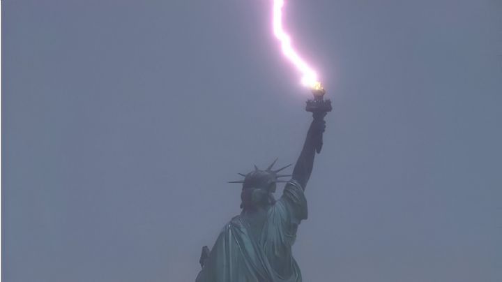 Captan a la Estatua de la Libertad impactada por rayo antes del sismo en NY