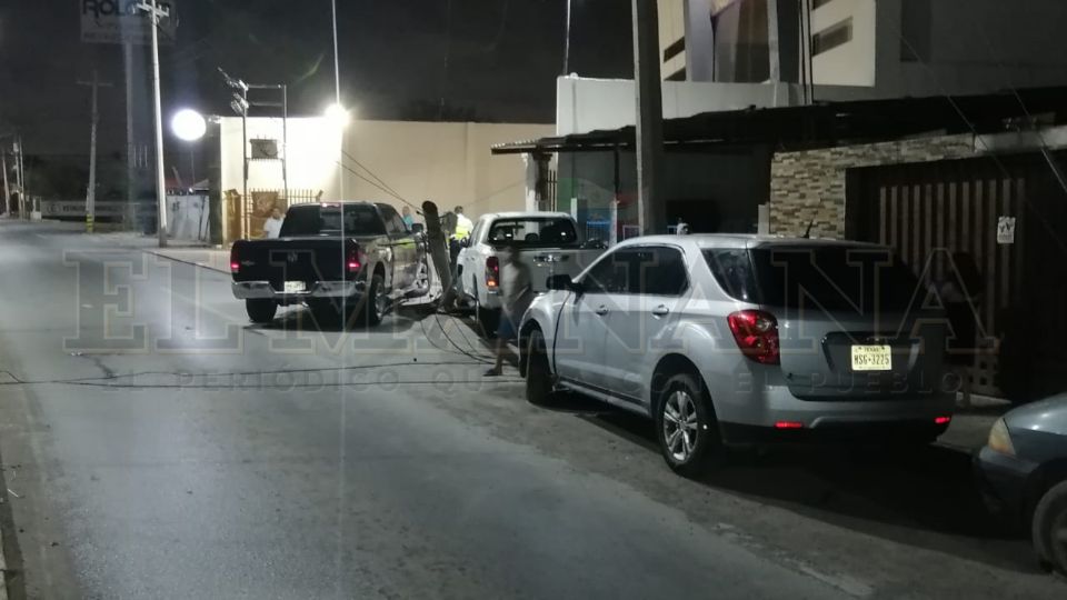 El chofer de la Dodge Ram pego contra las dos camionetas estacionadas y se llevó de encuentro el poste de madera.