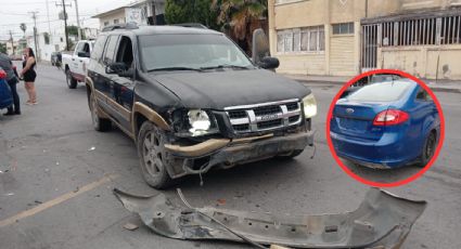 Borracho choca con dos vehículos estacionados en el centro de Nuevo Laredo