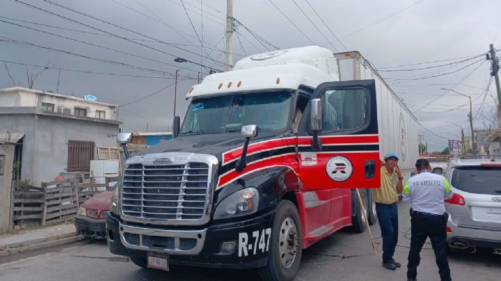 Tráiler se lleva el cableado y deja sin luz a casas de la Colonia Américo Villarreal