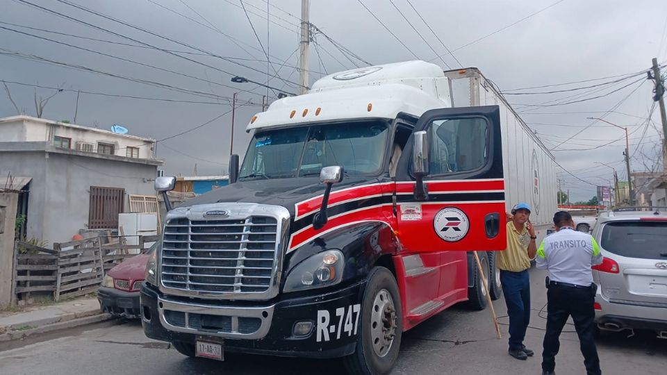 Tráilero deja sin luz a varios hogares