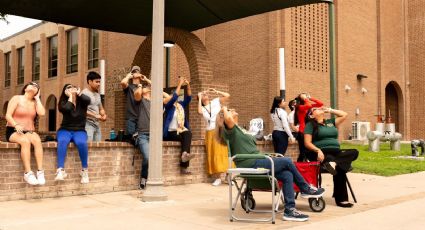 Estudiantes de Laredo College Observan con seguridad el eclipse solar
