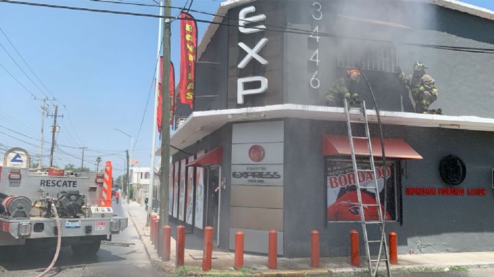 Se incendia imprenta de la Avenida Obregón; bomberos llegan oportunamente a combatir el fuego