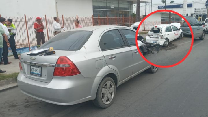 Hombre se queda dormido al volante y choca contra dos coches en la avenida Guerrero