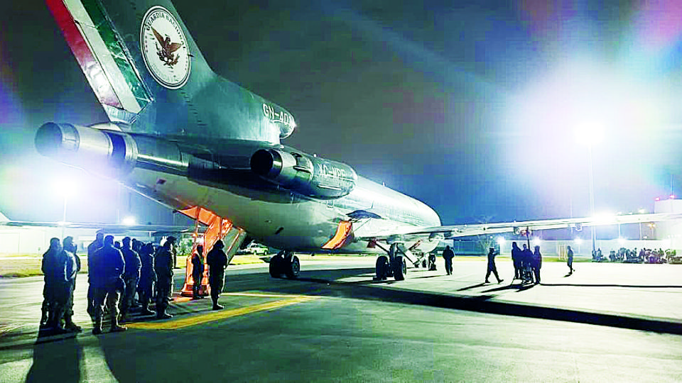 Los 400 militares arribaron a Nuevo Laredo en avión y directo al Aereopuerto Quetzalcóatl.