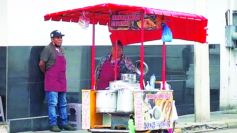 No importa el día, salen a ganarse el pan con el sudor de su frente