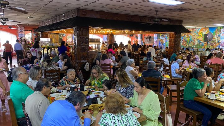 Nuevo Laredo: consienten a mamá y llenan restaurantes
