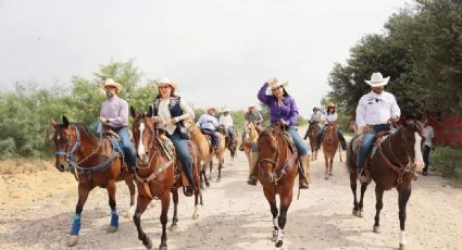 Participa Yahleel Abdala en la cabalgata 'Cultura y Tradiciones' en calles del Kilómetro 10