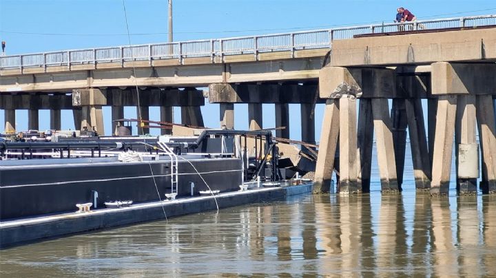 Reportan choque de embarcación con puente de Pelican Island, Texas; destruyó parte de la estructura