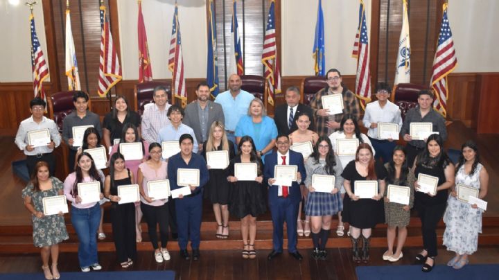 Becan a 26 estudiantes de Texas; desde 2007 se han entregado 450 mil dólares en beneficio