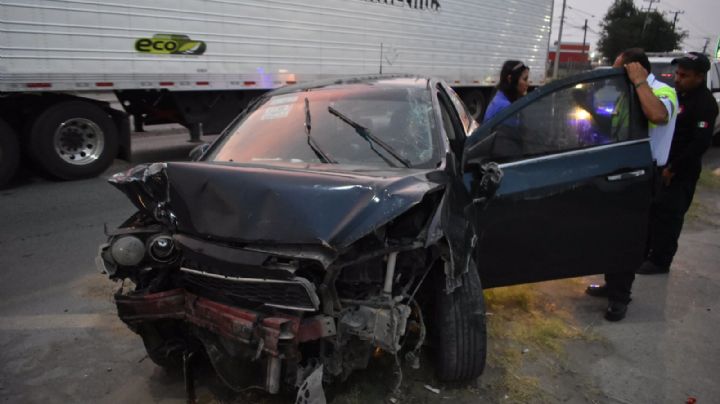 Borrachera le sale cara a mujer que estrelló su carro con tráiler y poste en Nuevo Laredo