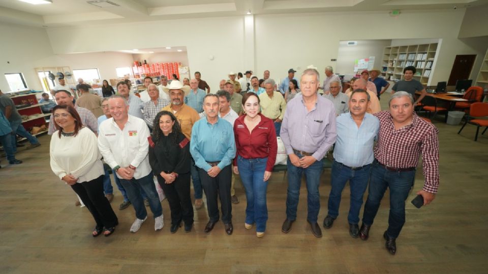 Carmen Lilia Canturosas se reune con integrantes de la Asociación Ganadera General Nuevo Laredo