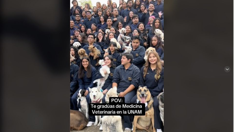 Estudiantes de Veterinaria de la UNAM posan con sus perritos