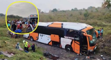 Autobús turístico sufre terrible volcadura en Veracruz; hay más de 40 lesionados