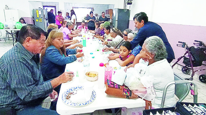 Aprovechan abuelitos brigada de salud de Cáritas