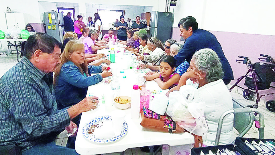 Los abuelitos tuvieron un rato de sano esparcimiento y recibieron revisiones oftalmológicas gracias a Cáritas y el club de servicio