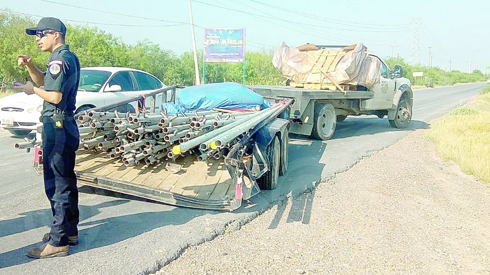 Camioncito se queda sin frenos y se estrella con otro camión en la Carretera Aeropuerto