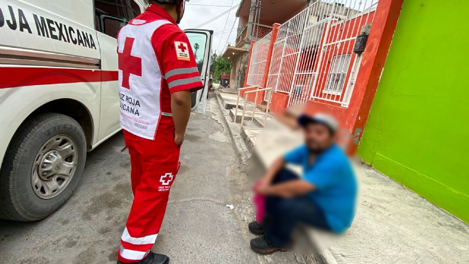 Fueron comensales y trabajadores de un restaurante quienes llamaron al 911 para atender al hombre herido en la banqueta