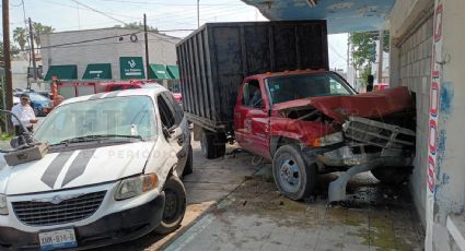 Brutal choque entre camioneta y camión deja a mujer gravemente herida en la Colonia Juárez